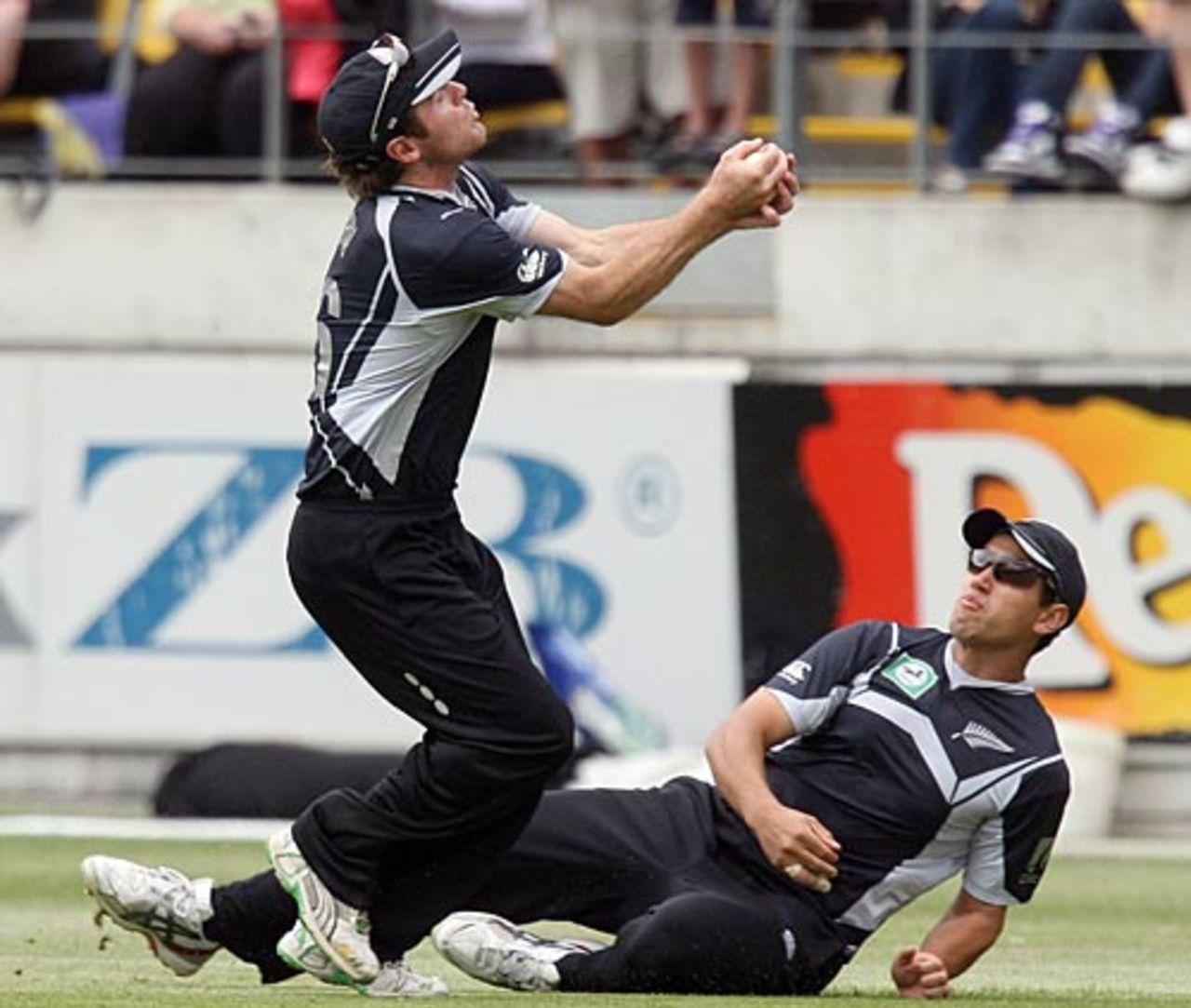 Kyle Mills avoids a collision with Ross Taylor, New Zealand v West Indies, 3rd ODI, Wellington, January 7, 2009