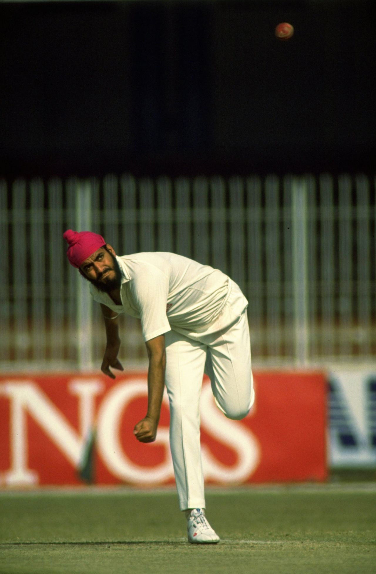 Maninder Singh bowls, Pakistan v India, Lahore, October 1989