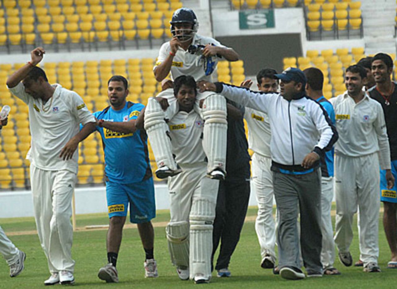 Shivakant Shukla is carried off the field by Praveen Gupta, Tamil Nadu v Uttar Pradesh, Ranji Trophy semi-final, 4th day, Nagpur, January 7, 2009