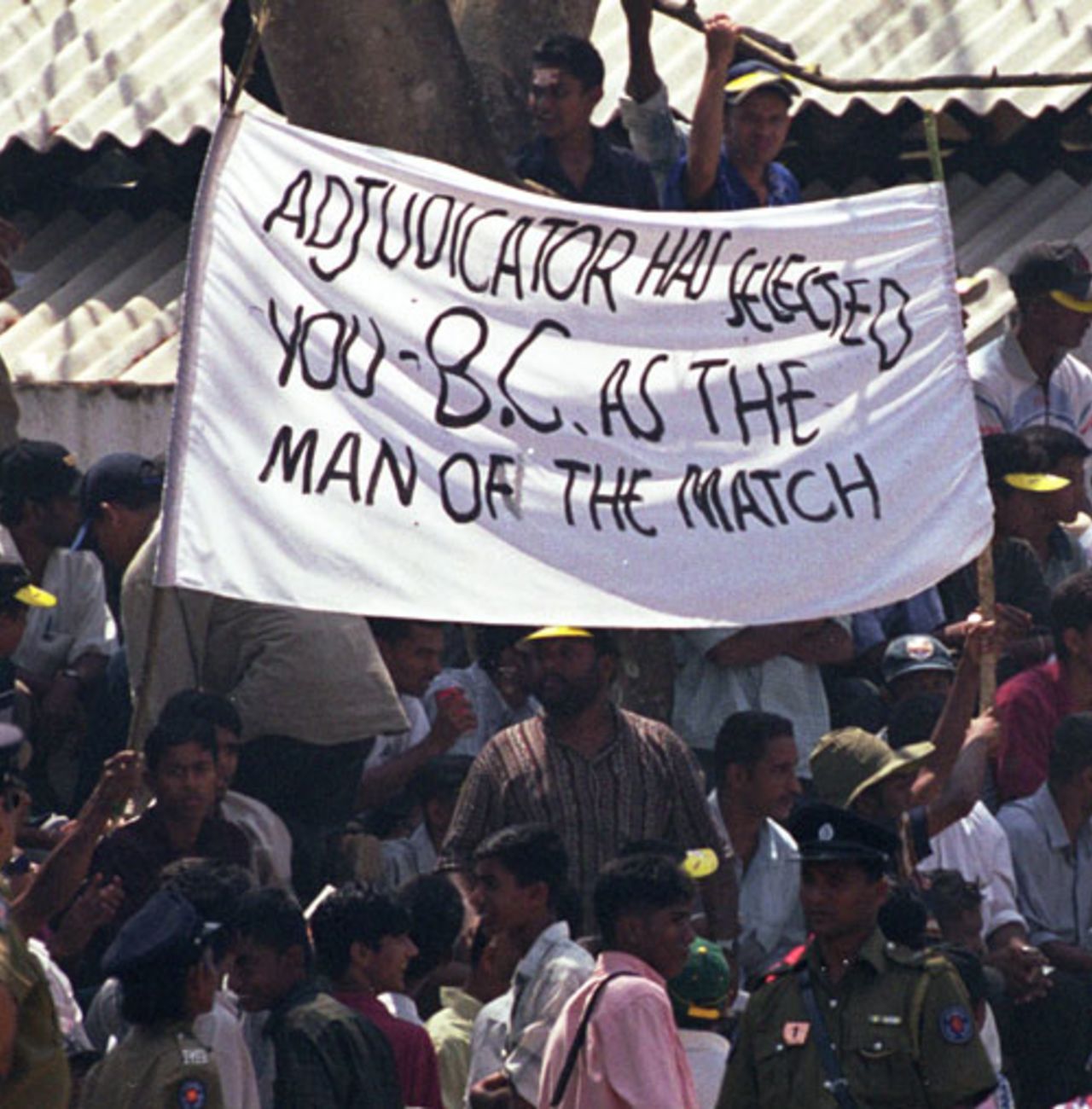 Sri Lankan supporters protest against BC Cooray's umpiring, Sri Lanka v England 2nd Test, Kandy, March 10, 2001
