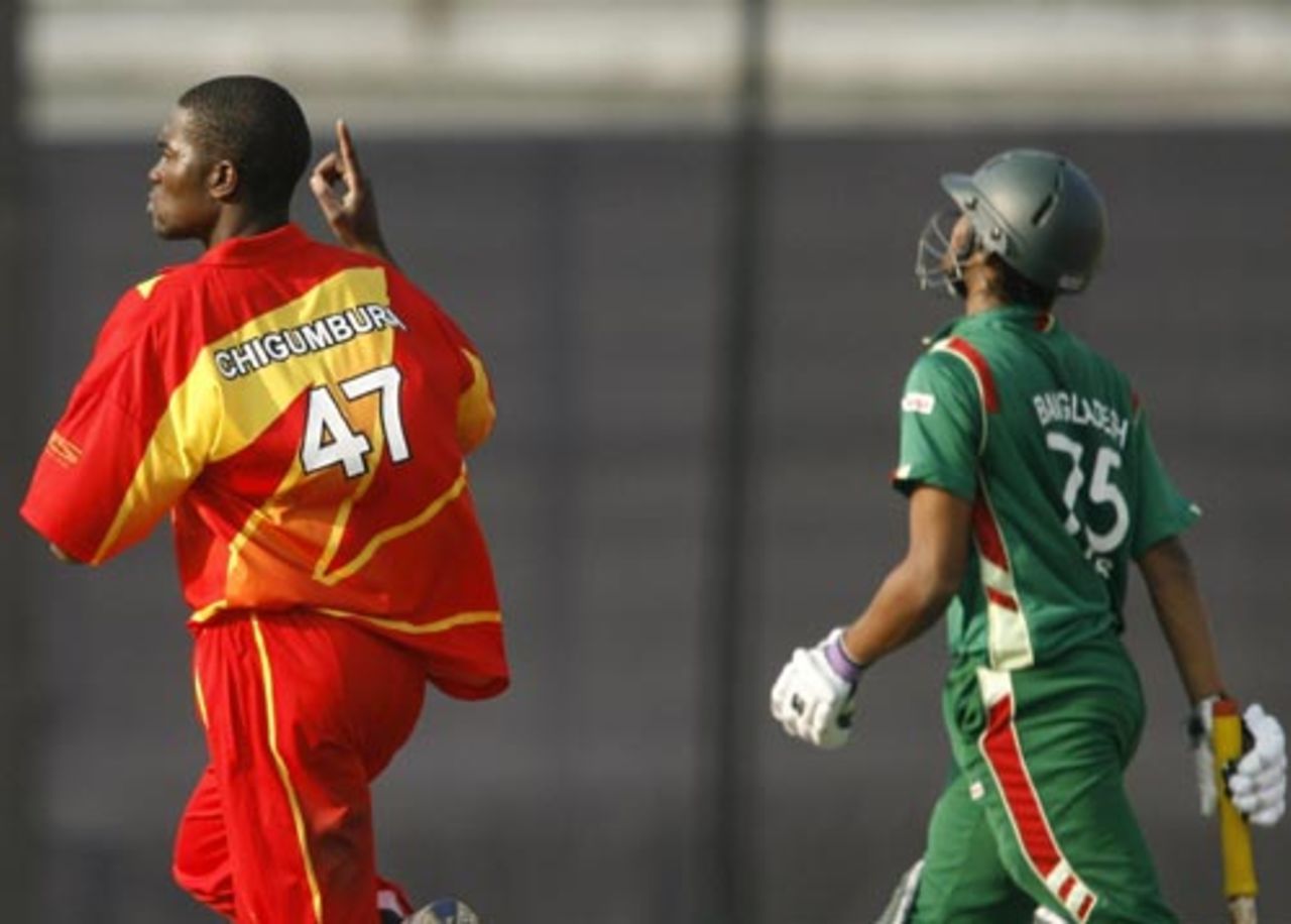 Elton Chigumbura is delighted after getting rid of Shakib Al Hasan, Bangladesh v Zimbabwe, 1st ODI, Bangladesh tri-series, Mirpur, January 10, 2009