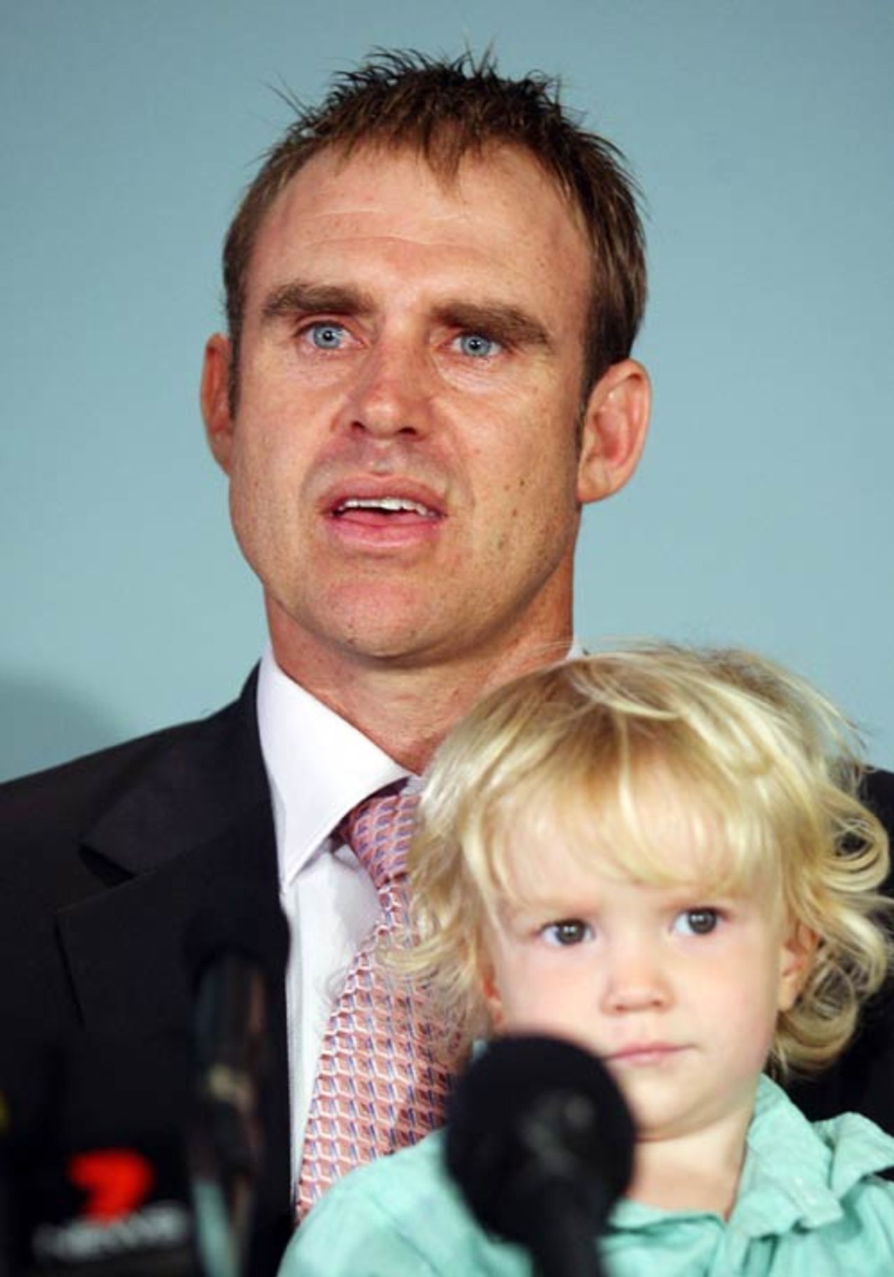 Matthew Hayden holds his son Thomas as he announces his retirement, Brisbane, January 13, 2009