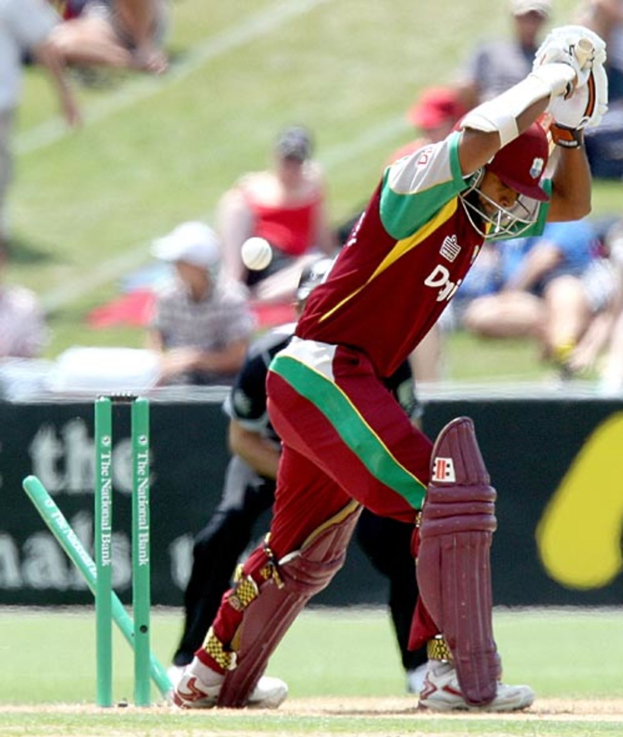Sewnarine Chattergoon is done in by Kyle Mills, New Zealand v West Indies, 5th ODI, Napier, January 13, 2009