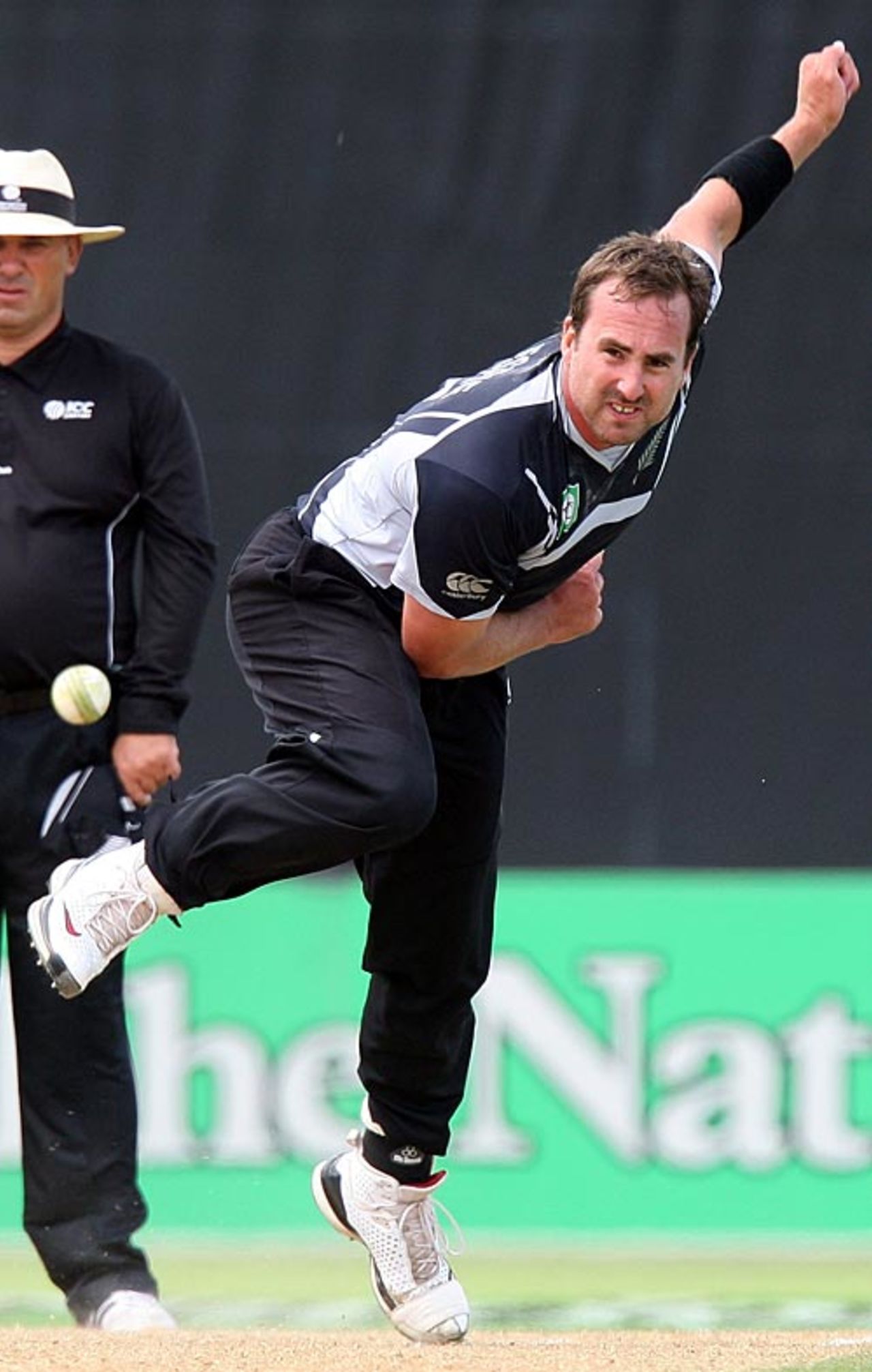 Mark Gillespie in action, New Zealand v West Indies, 5th ODI, Napier, January 13, 2009