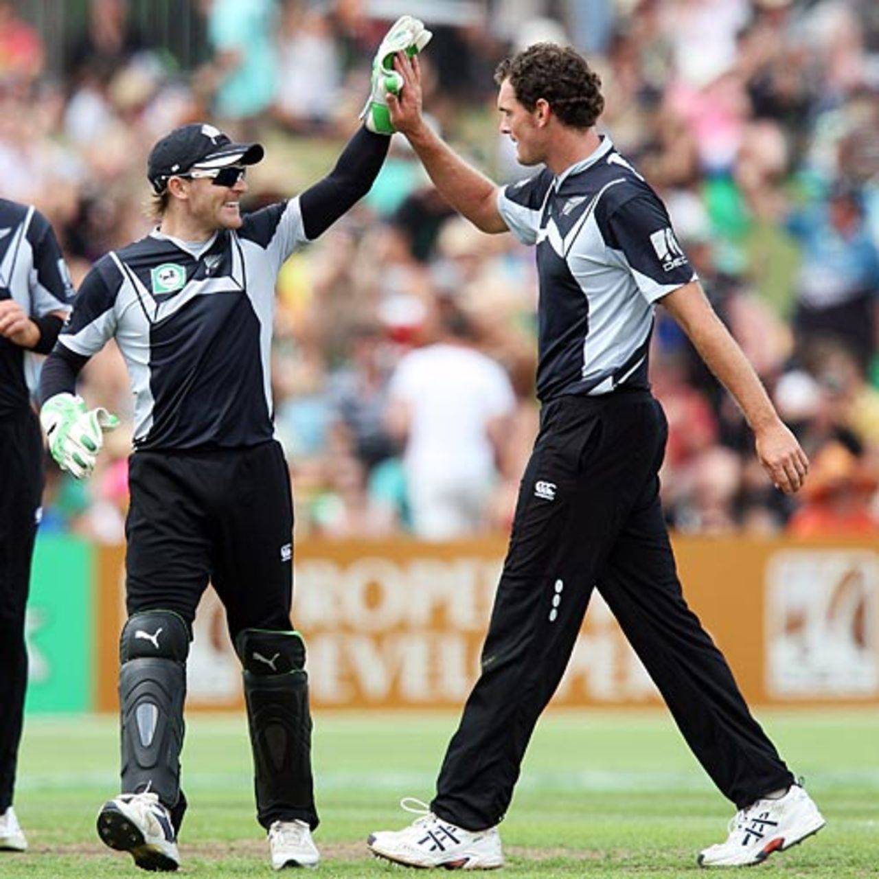 Kyle Mills is congratulated by Brendon McCullum after accounting for Daren Powell, New Zealand v West Indies, 5th ODI, Napier, January 13, 2009