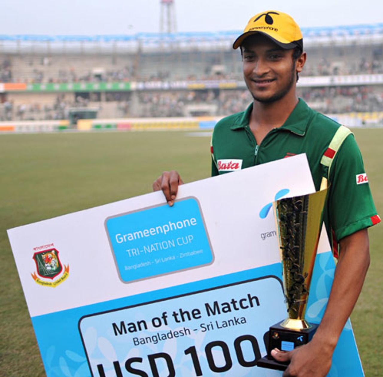 Shakib Al Hasan with the Man-of-the-Match award, Bangladesh v Sri Lanka, Bangladesh Tri-Series, Dhaka, January 14, 2009