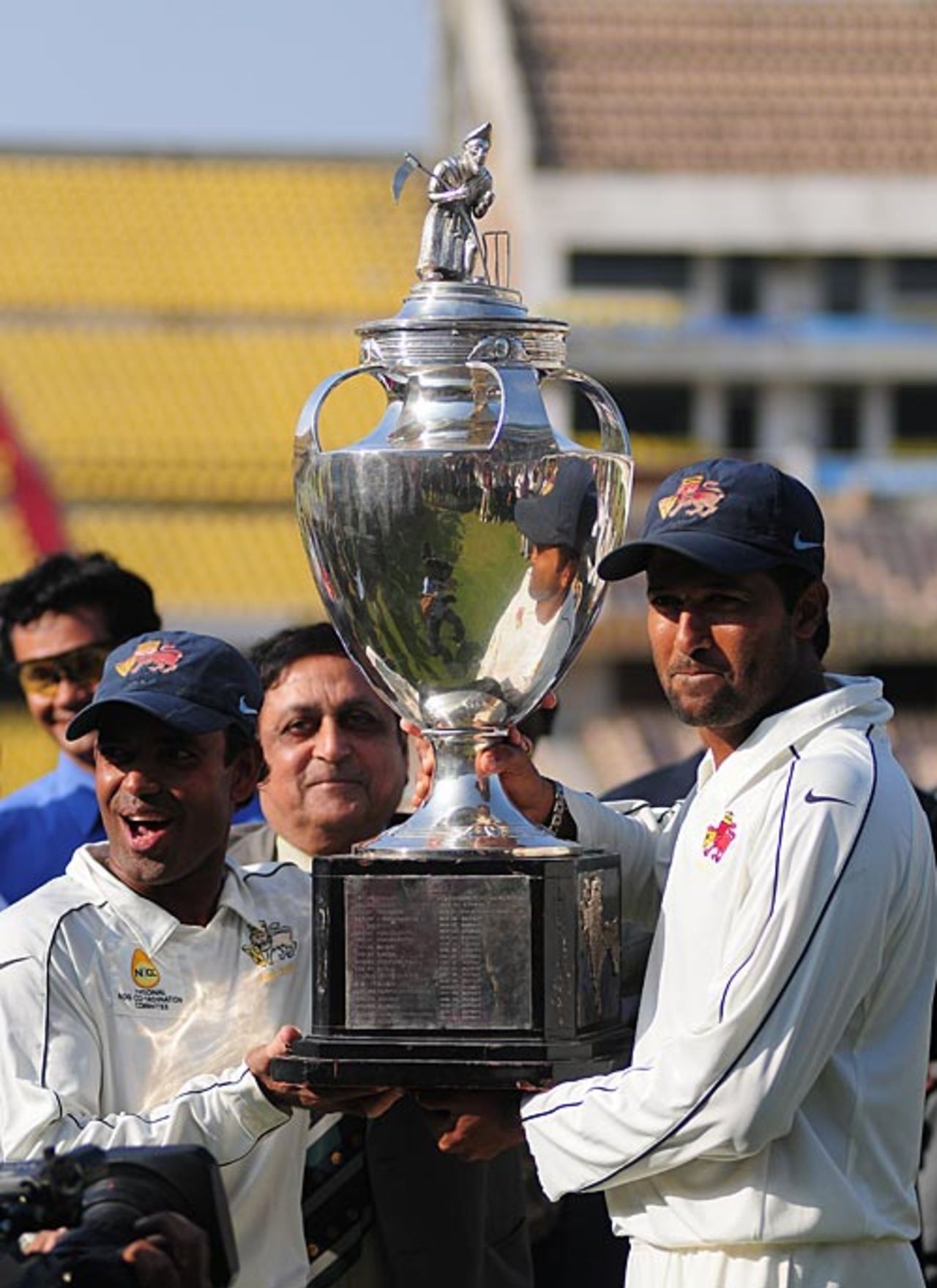 Wasim Jaffer and Vinayak Samant pose with the Ranji Trophy, Mumbai v Uttar Pradesh, Ranji Trophy final, 5th day, Hyderabad, January 16, 2009