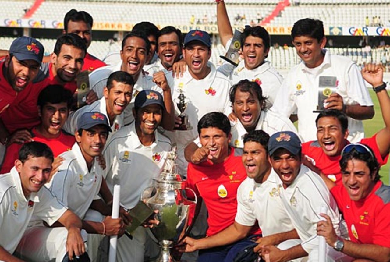 The victorious Mumbai team after winning the Ranji Trophy, Mumbai v Uttar Pradesh, Ranji Trophy final, 5th day, Hyderabad, January 16, 2009