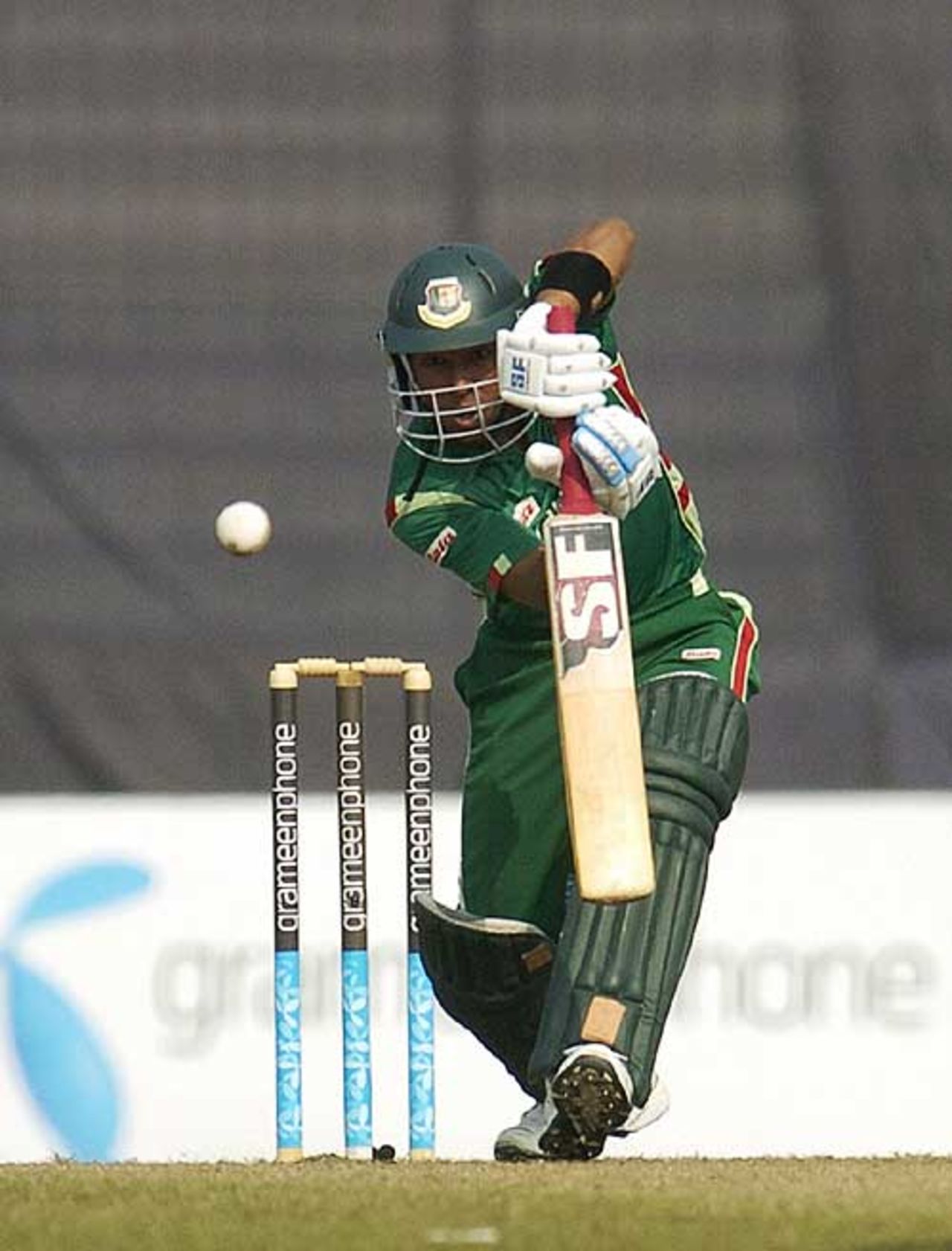Raqibul Hasan propped up Bangladesh with an unbeaten 43, Bangladesh v Sri Lanka, Tri-series, final, Mirpur, January 16, 2008