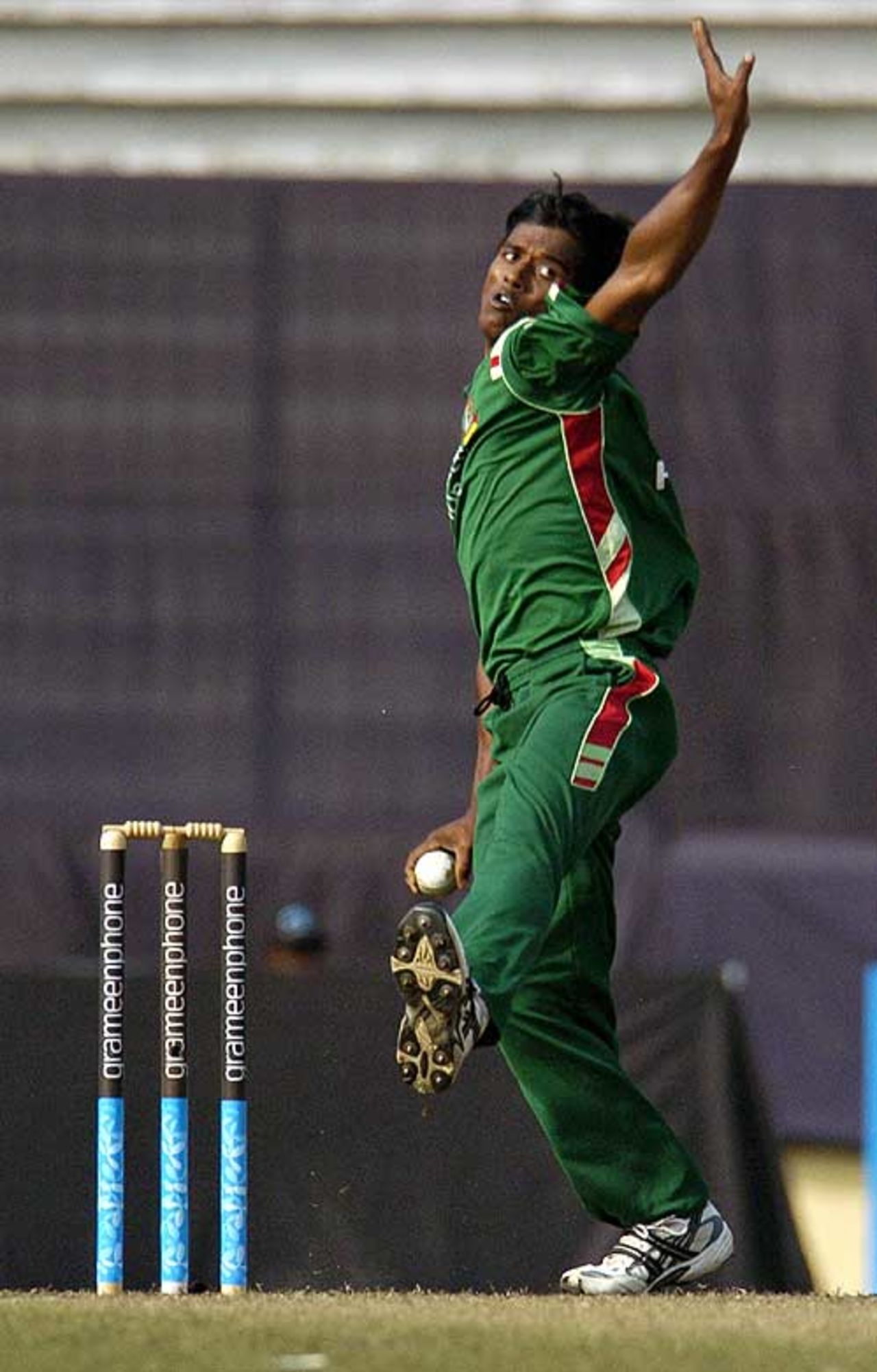 Rubel Hossain bowls in the final, Bangladesh v Sri Lanka, Tri-series, final, Mirpur, January 16, 2008