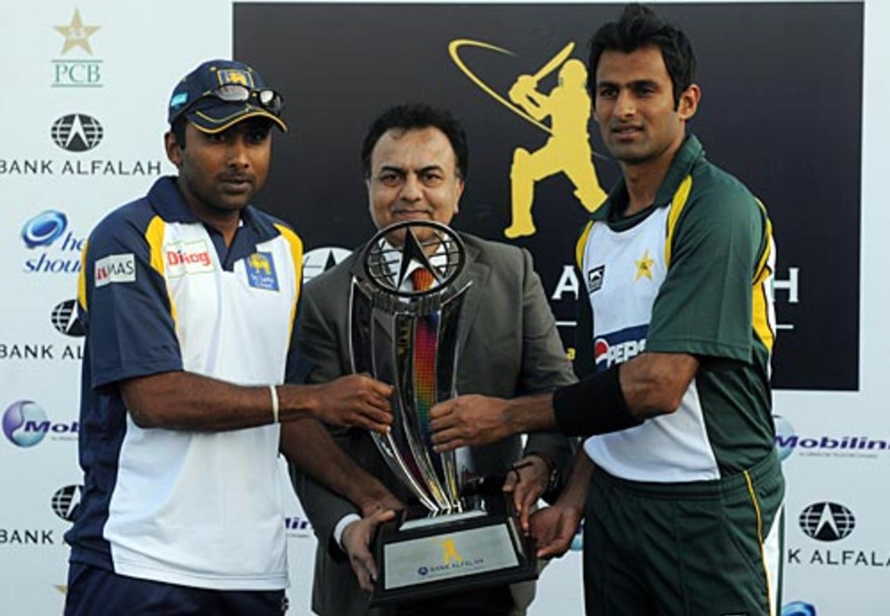 Mahela Jayawardene and Shoaib Malik pose with the ODI series trophy, Karachi, January 19, 2008