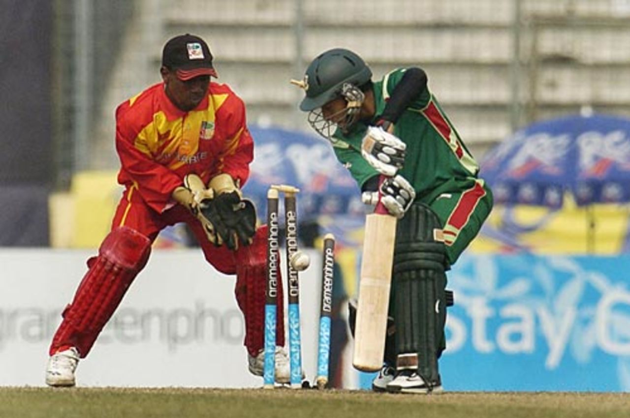 Mushfiqur Rahim is bowled by Keith Dabengwa, Bangladesh v Zimbabwe, 1st ODI, Mirpur, January 19, 2009