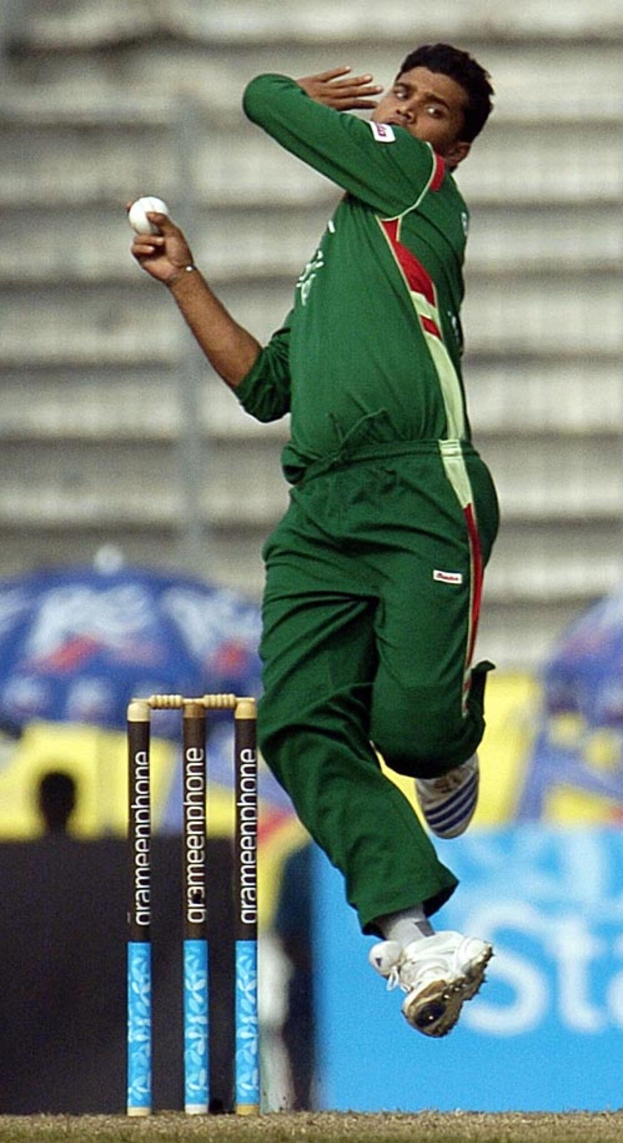 Mashrafe Mortaza steams in, Bangladesh v Zimbabwe, 1st ODI, Mirpur, January 19, 2009