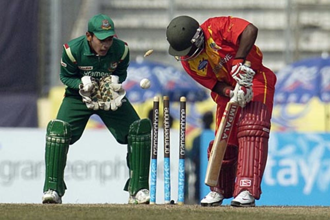 Stuart Matsikenyeri is undone by Shakib Al Hasan, Bangladesh v Zimbabwe, 1st ODI, Mirpur, January 19, 2009