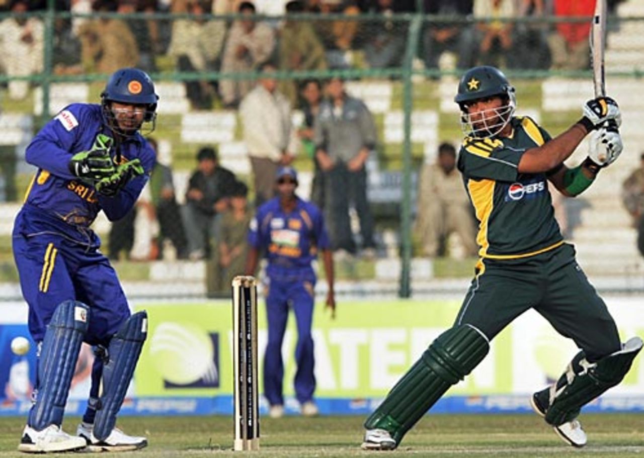 Khurram Manzoor en route to his fifty, Pakistan v Sri Lanka, 1st ODI, Karachi, January 20, 2009