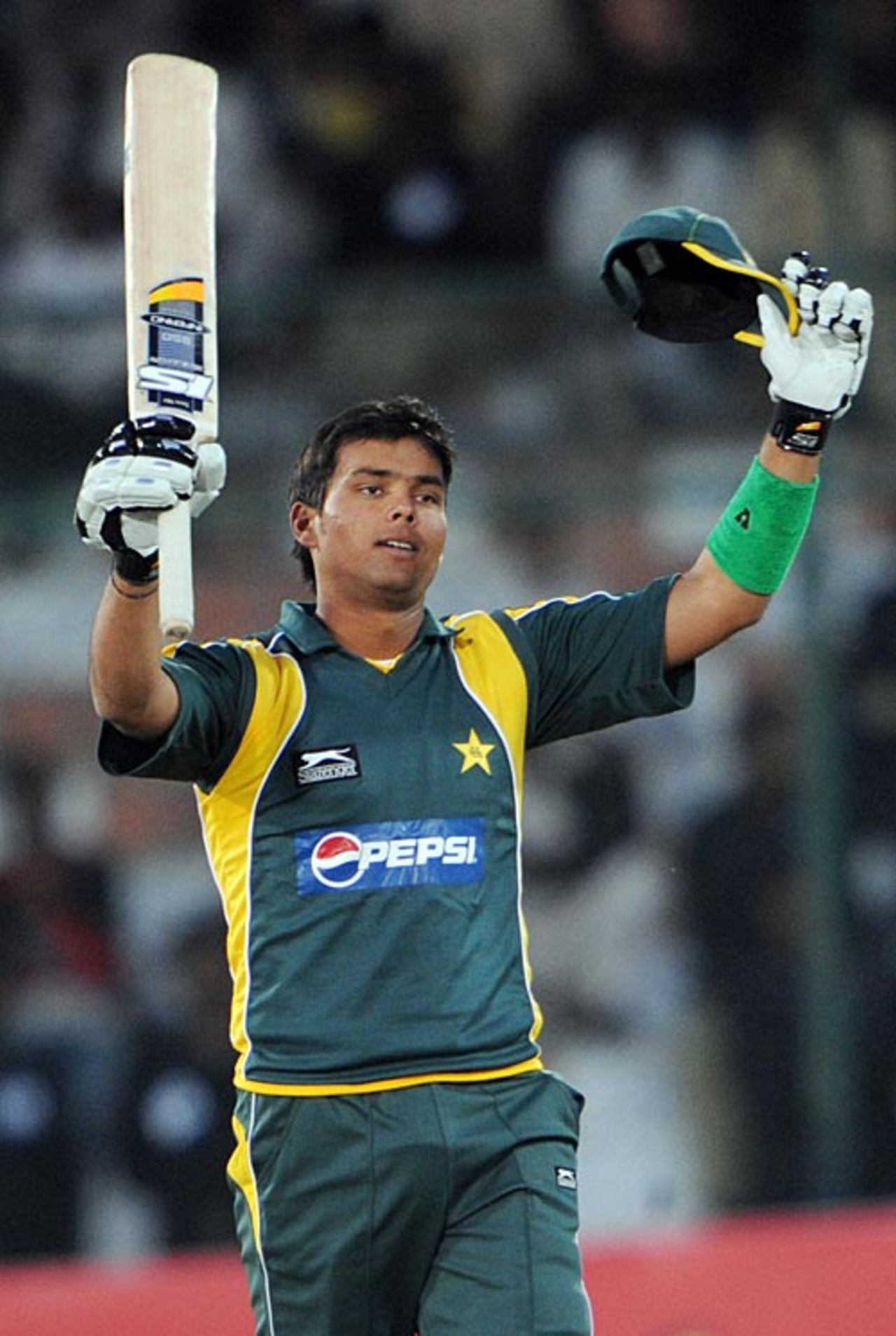 Khurram Manzoor brings up his half-century, Pakistan v Sri Lanka, 1st ODI, Karachi, January 20, 2009