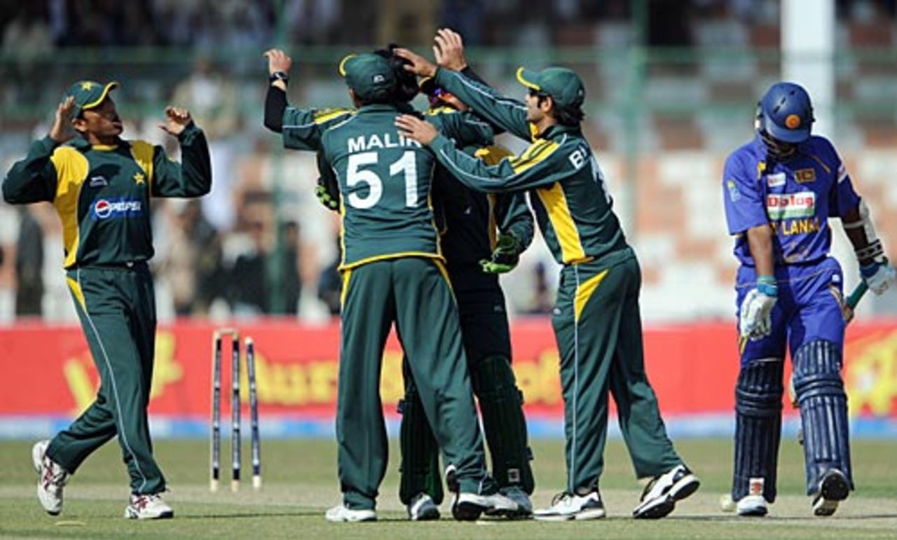 Pakistan players celebrate the fall of Thilan Thushara's wicket, Pakistan v Sri Lanka, 1st ODI, Karachi, January 20, 2009