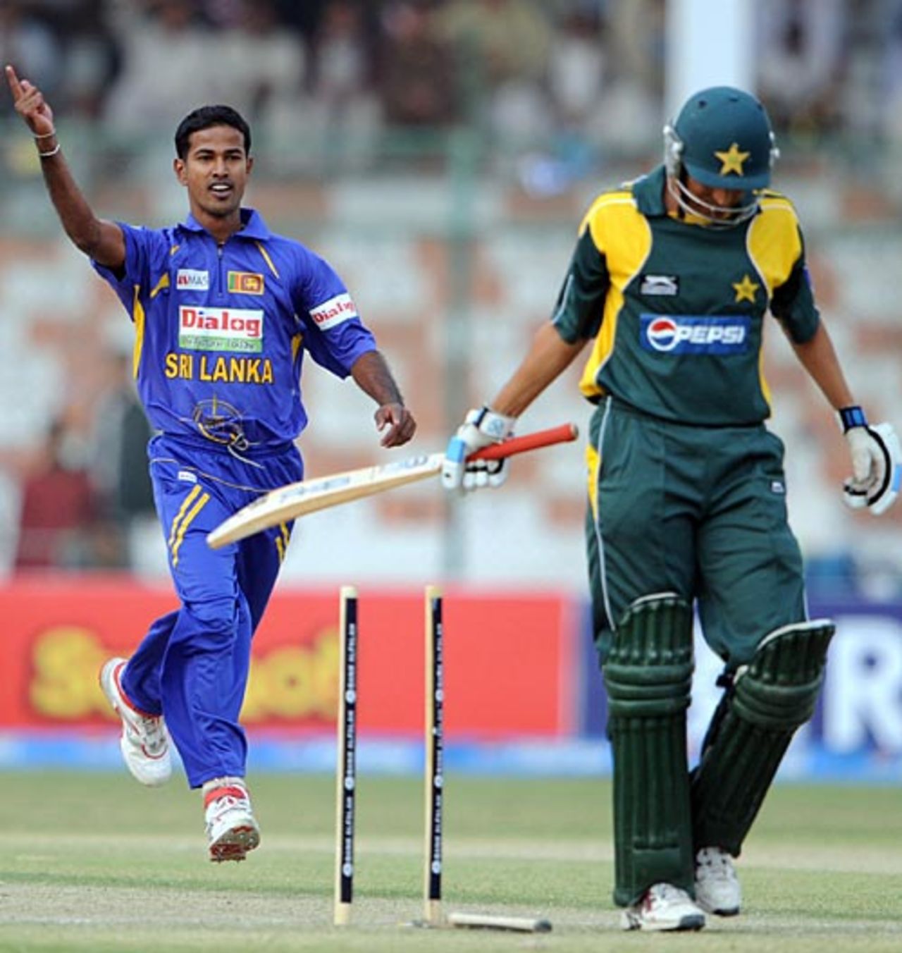 Nuwan Kulasekara celebrates the dismissal of Younis Khan, Pakistan v Sri Lanka, 2nd ODI, Karachi, January 21, 2009