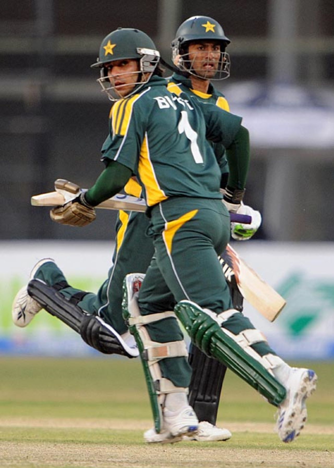 Salman Butt and Shoaib Malik push for a single, Pakistan v Sri Lanka, 2nd ODI, Karachi, January 21, 2009