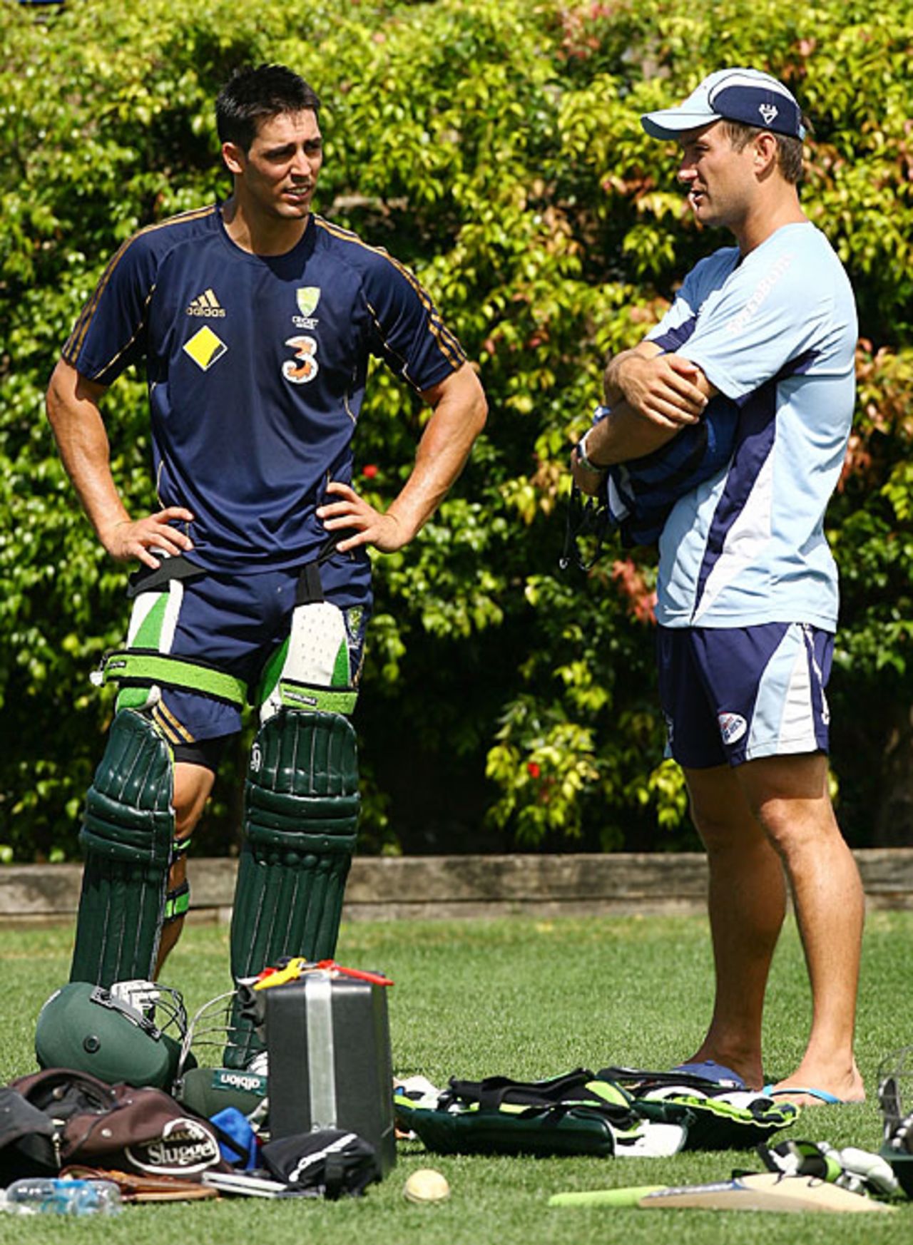 Mitchell Johnson chats with Phil Jaques during practice, Sydney, January 22, 2009