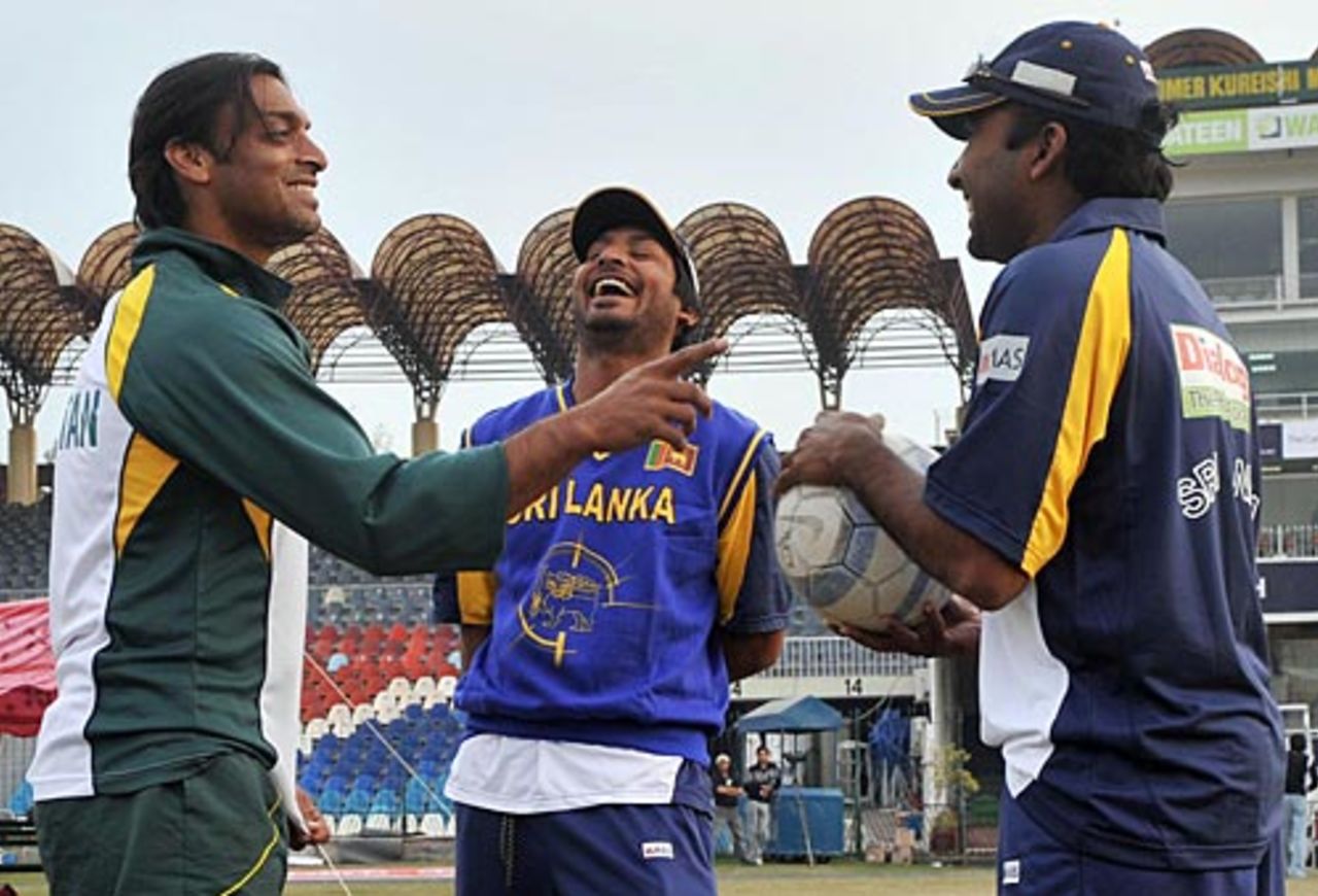 Shoaib Akhtar, Kumar Sangakkara and Mahela Jayawardene share a joke during the practice session, Lahore, January 23, 2009