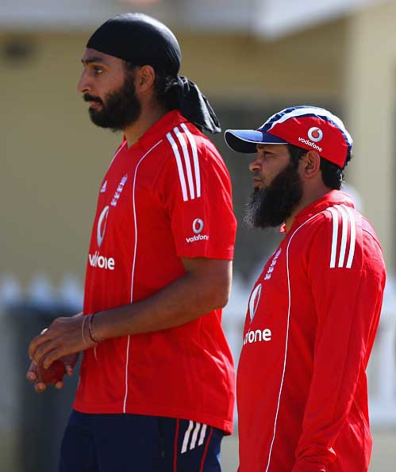 Monty Panesar spends time with Mushtaq Ahmed during England's net session, St Kitts, January 23, 2009