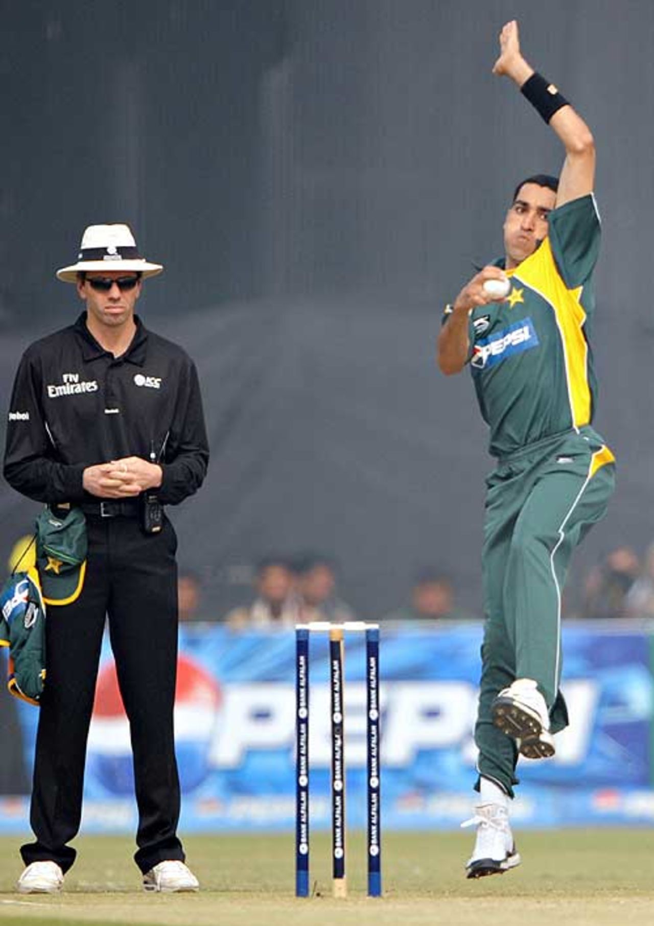 Umar Gul struck with the first ball of the batting Powerplay, Pakistan v Sri Lanka, 3rd ODI, Lahore, January 24, 2009