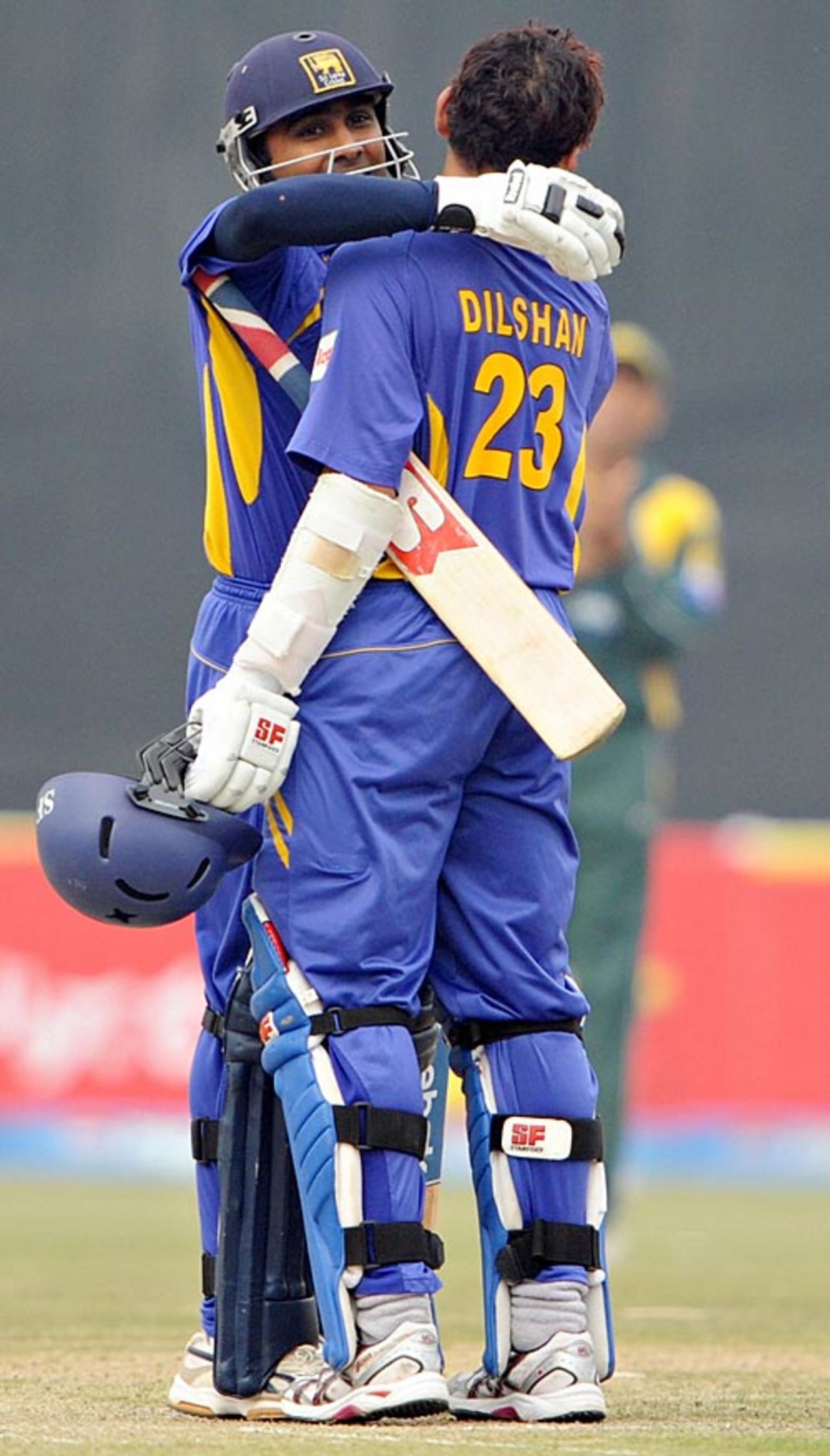 Mahela Jayawardene congratulates Tillakaratne Dilshan, Pakistan v Sri Lanka, 3rd ODI, Lahore, January 24, 2009