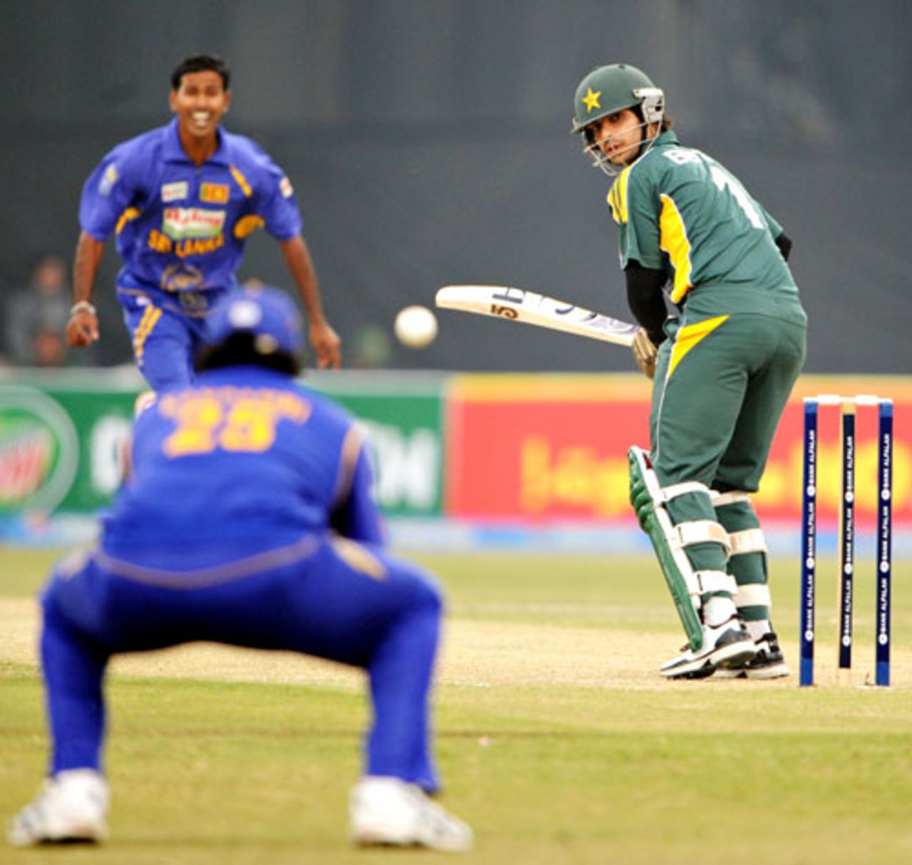 Thilina Kandamby pouches Salman Butt at slip, Pakistan v Sri Lanka, 3rd ODI, Lahore, January 24, 2009