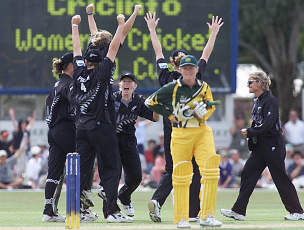 New Zealand players celebrate the fall of the ninth wicket, Australia v New Zealand, Women's World Cup final, Lincoln, December 23, 2000