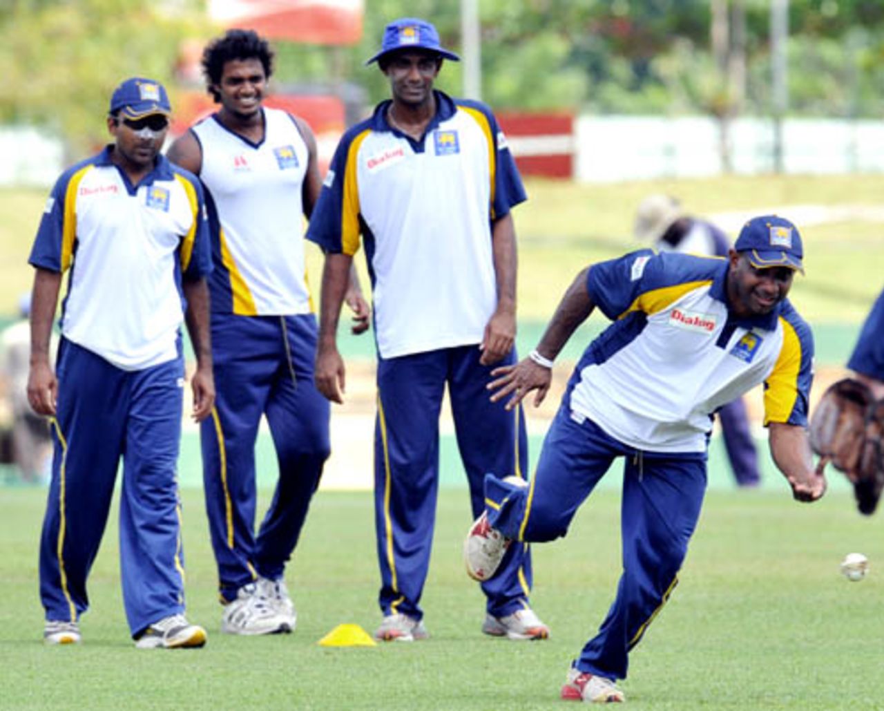 Sanath Jayasuriya shows the way during a fielding drill, Dambulla, January 27, 2009