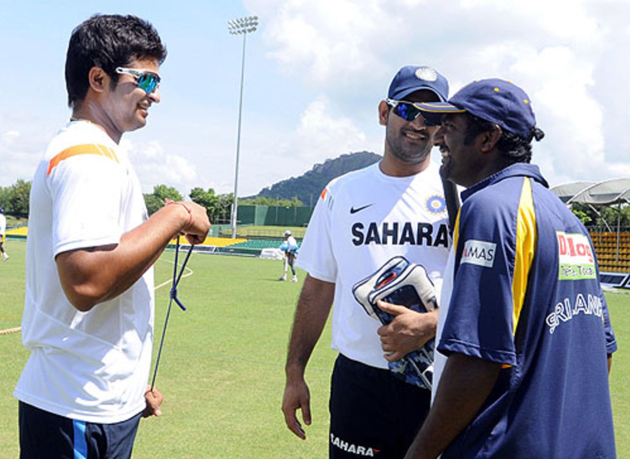 Suresh Raina, Mahendra Singh Dhoni and Muttiah Muralitharan have a discussion, Dambulla, January 27, 2009