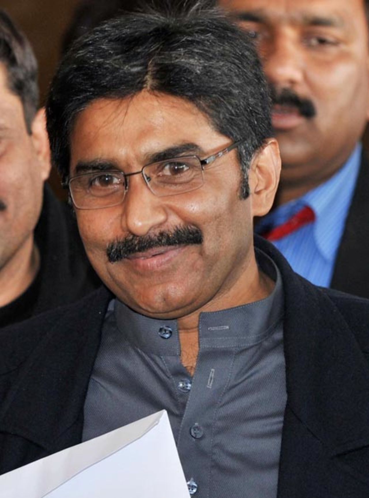 Javed Miandad adresses the media after stepping down as director-general of the PCB, Lahore, January 28, 2008