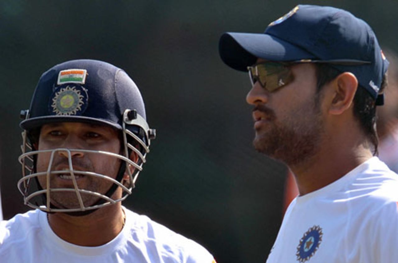Sachin Tendulkar has a word with Mahendra Singh Dhoni, Colombo, January 30, 2009