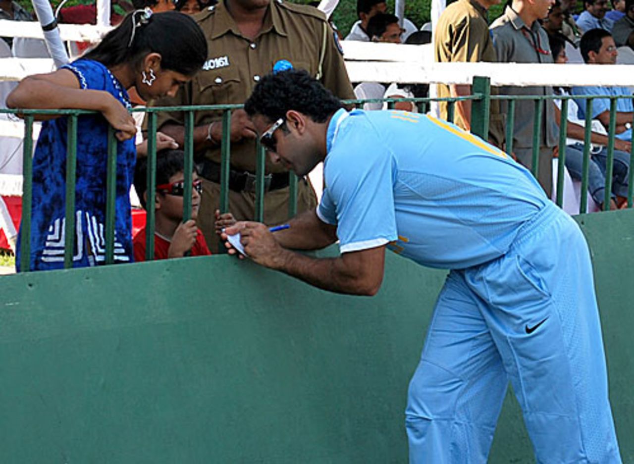 Irfan Pathan obliges an autograph for a young fan, Sri Lanka v India, 2nd ODI, Colombo, January 31, 2009