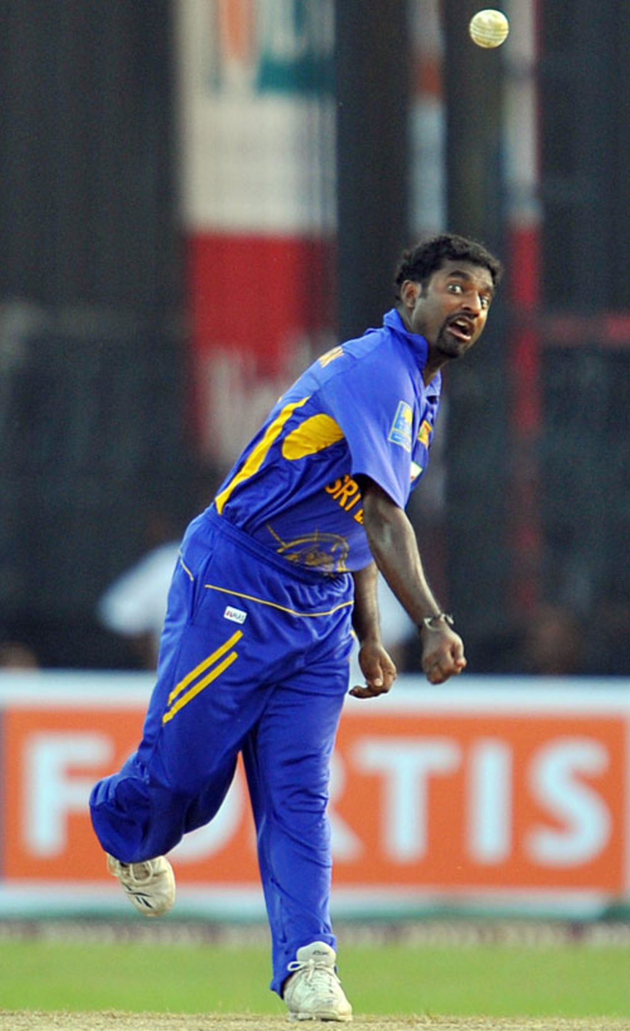 Muttiah Muralitharan bowls, Sri Lanka v India, 3rd ODI, Colombo, February 3, 2009