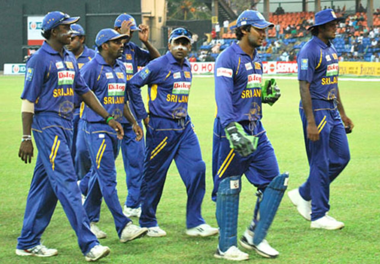 The Sri Lankan team heads back after a tough day in the field, Sri Lanka v India, 3rd ODI, Colombo, February 3, 2009