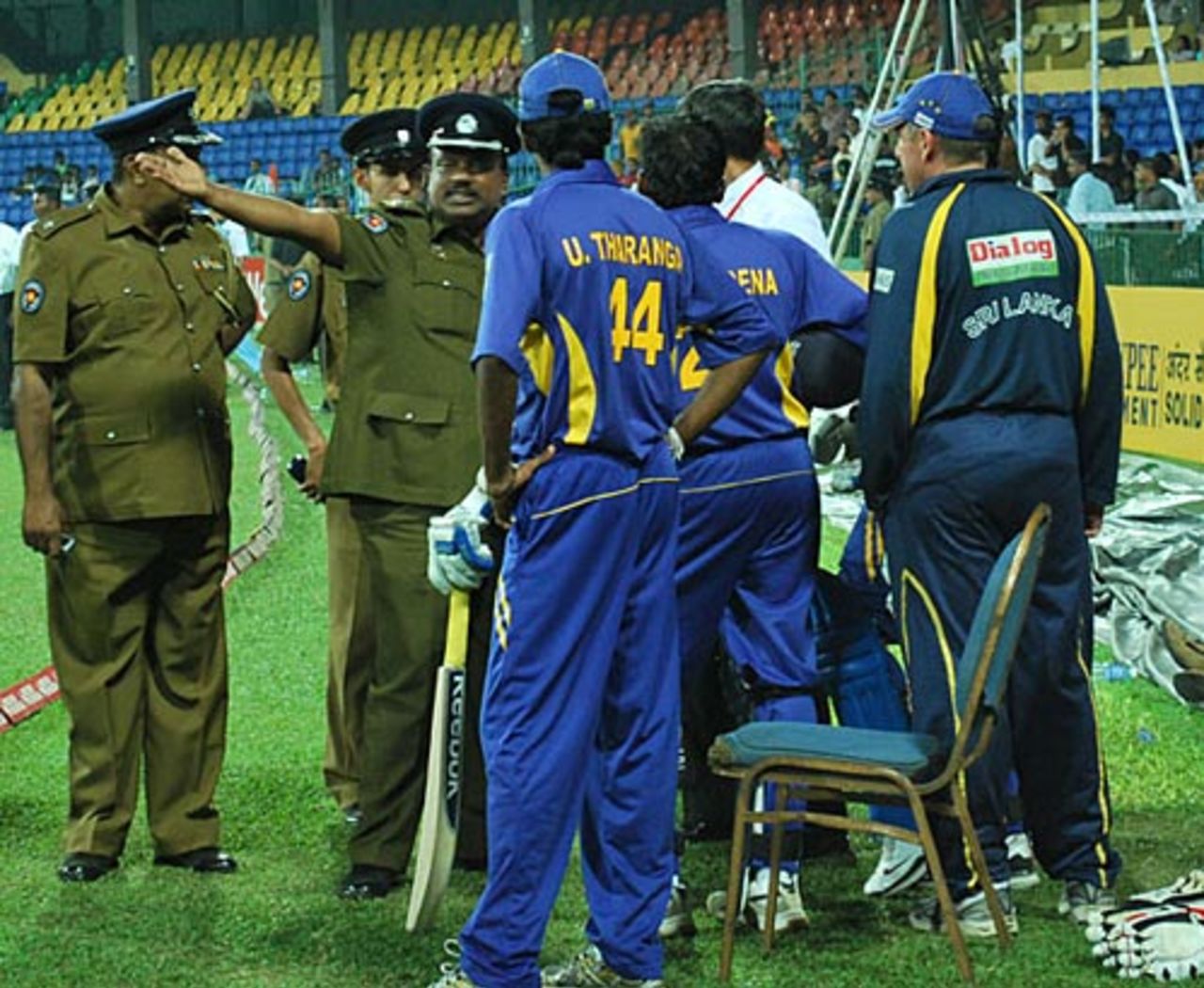 A security guard speaks to the Sri Lankan players after play was disrupted due to crowd trouble, Sri Lanka v India, 4th ODI, Premadasa Stadium, Colombo, February 5, 2009