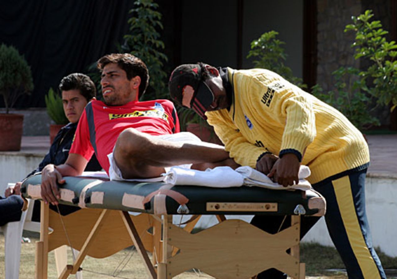 The physio works on Ashish Nehra's leg, Jammu & Kashmir v Delhi, Ranji one-dayers, Dharamsala, February 15, 2009