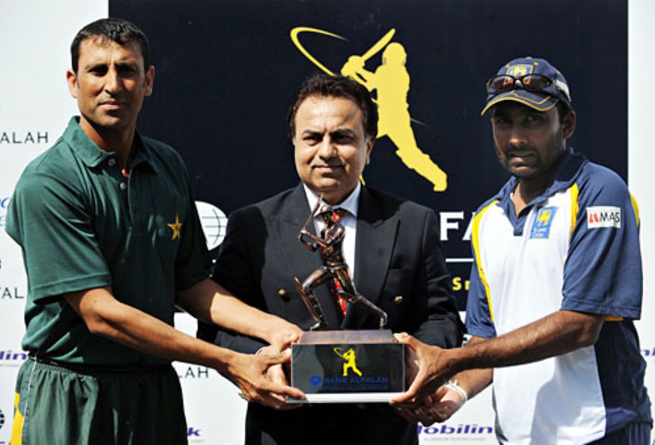 Younis Khan and Mahela Jayawardene pose with the series trophy, Karachi, February 20, 2009