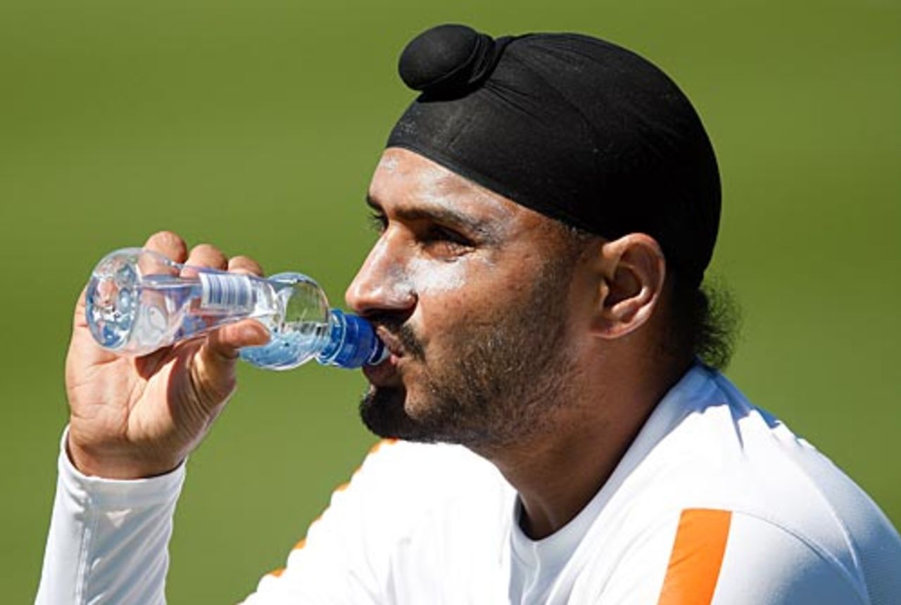 Harbhajan Singh refuels during the practice session, Lincoln, February 22, 2009
