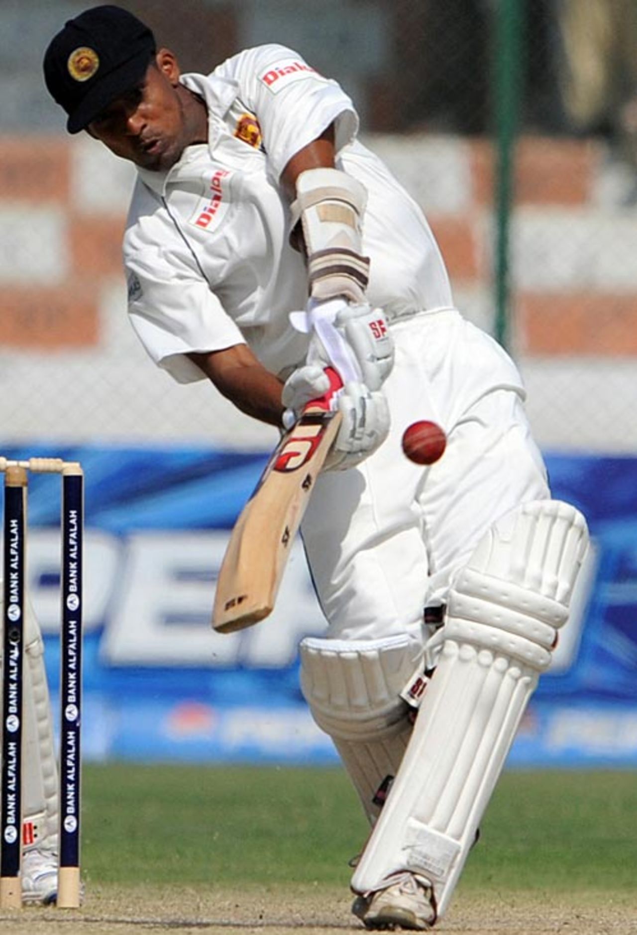Thilan Samaraweera hits over the top, Pakistan v Sri Lanka, 1st Test, Karachi, 2nd day, February 22, 2009