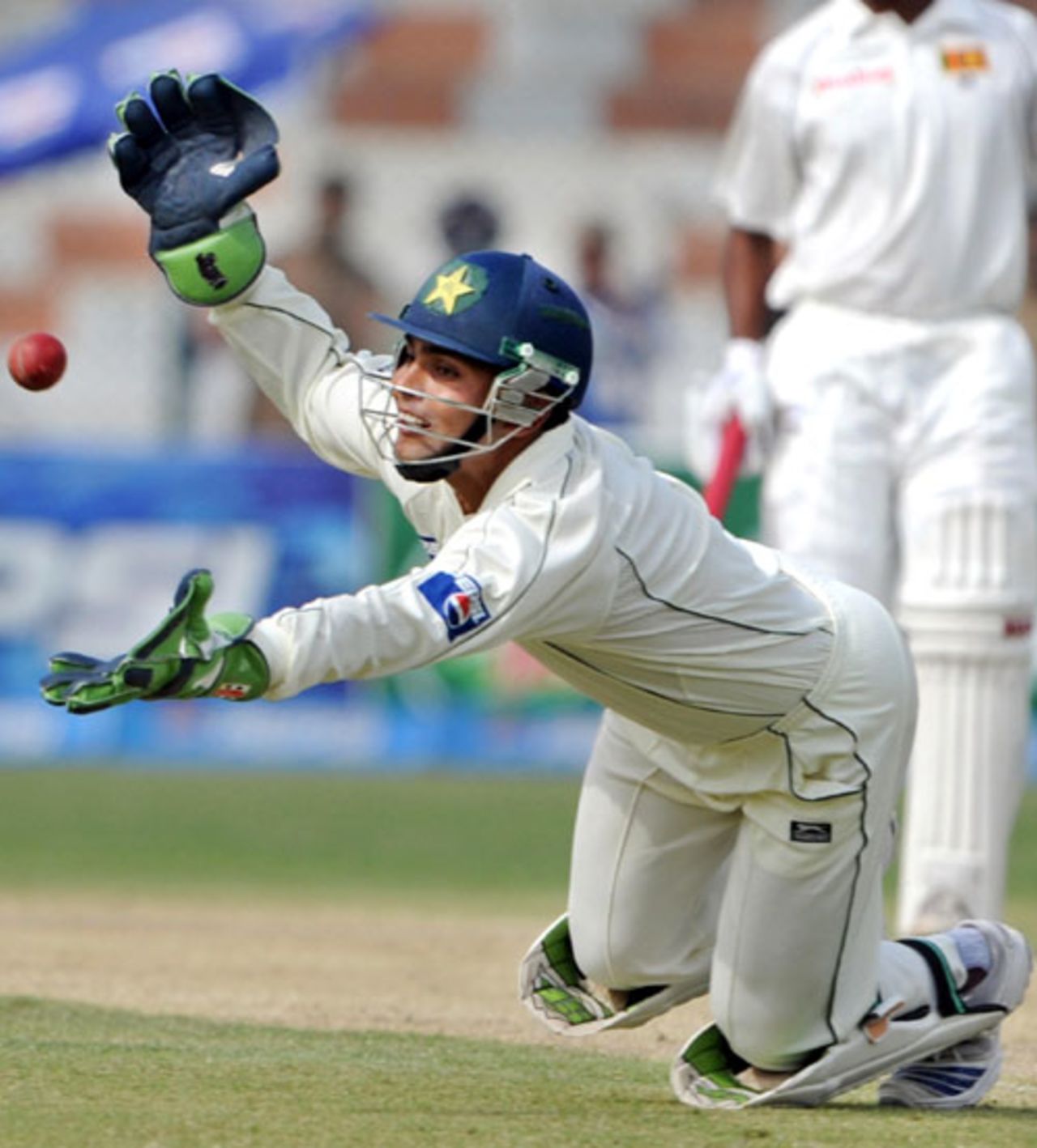 Kamran Akmal pouches a catch to dismiss Mahela Jayawardene, Pakistan v Sri Lanka, 1st Test, Karachi, 2nd day, February 22, 2009