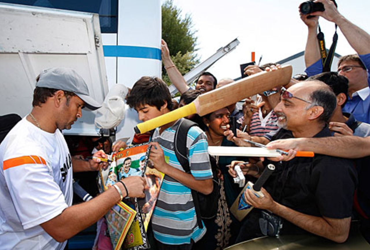 Sachin Tendulkar signs autographs, Christchurch, February 22, 2009