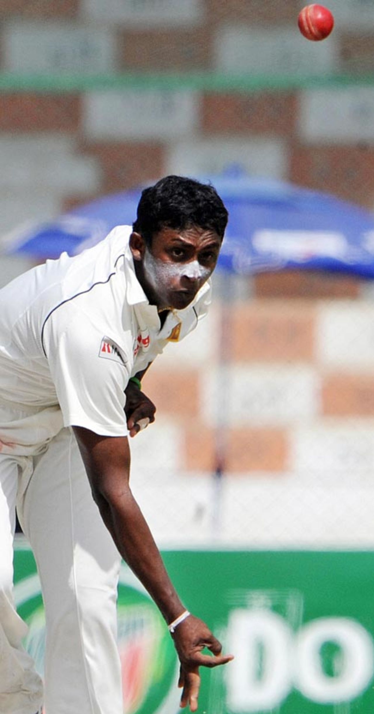 Ajantha Mendis toils hard, Pakistan v Sri Lanka, 1st Test, Karachi, 3rd day, February 23, 2009