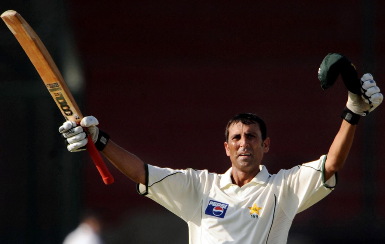 Younis Khan acknowledges the cheers after reaching his triple-century, Pakistan v Sri Lanka, 1st Test, Karachi, 4th day, February 24, 2009