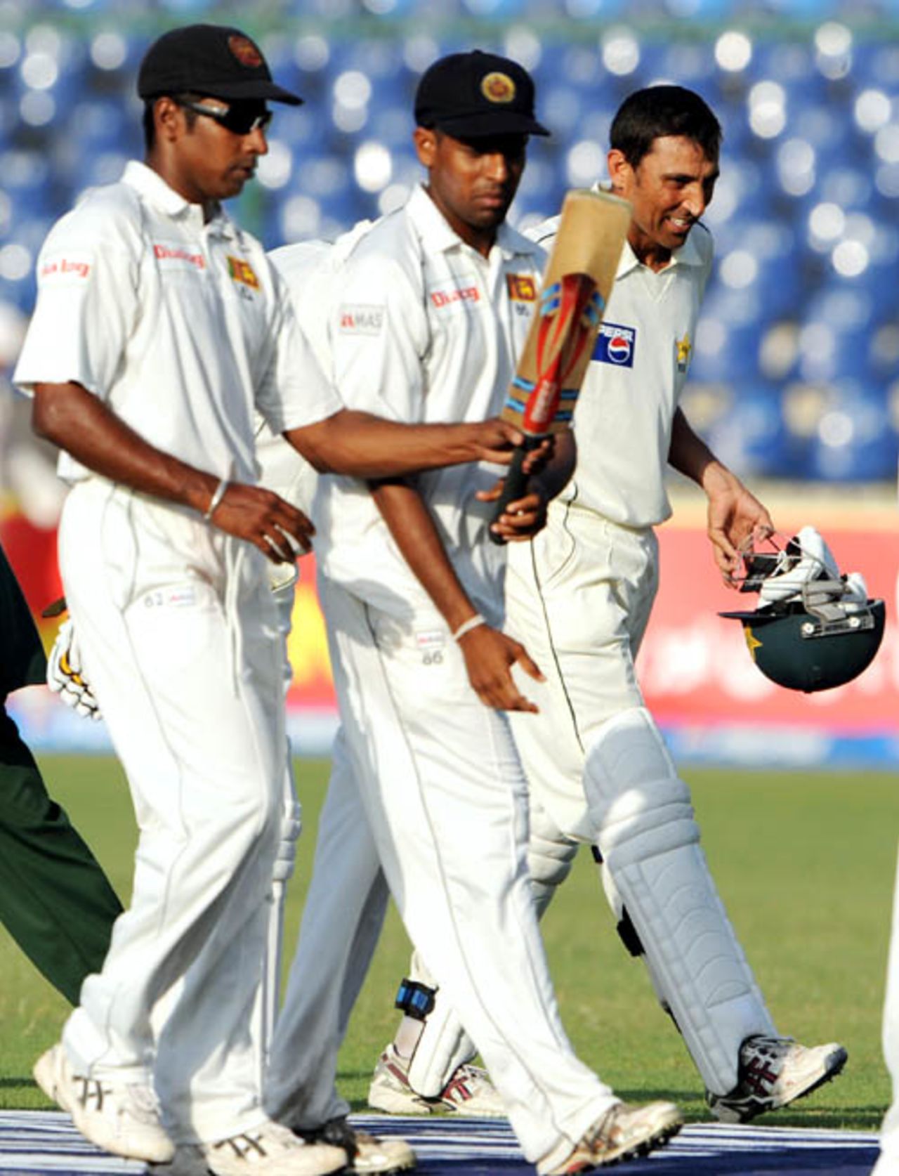 Chaminda Vaas and Thilan Samaraweera check out Younis Khan's bat, Pakistan v Sri Lanka, 1st Test, Karachi, 4th day, February 24, 2009