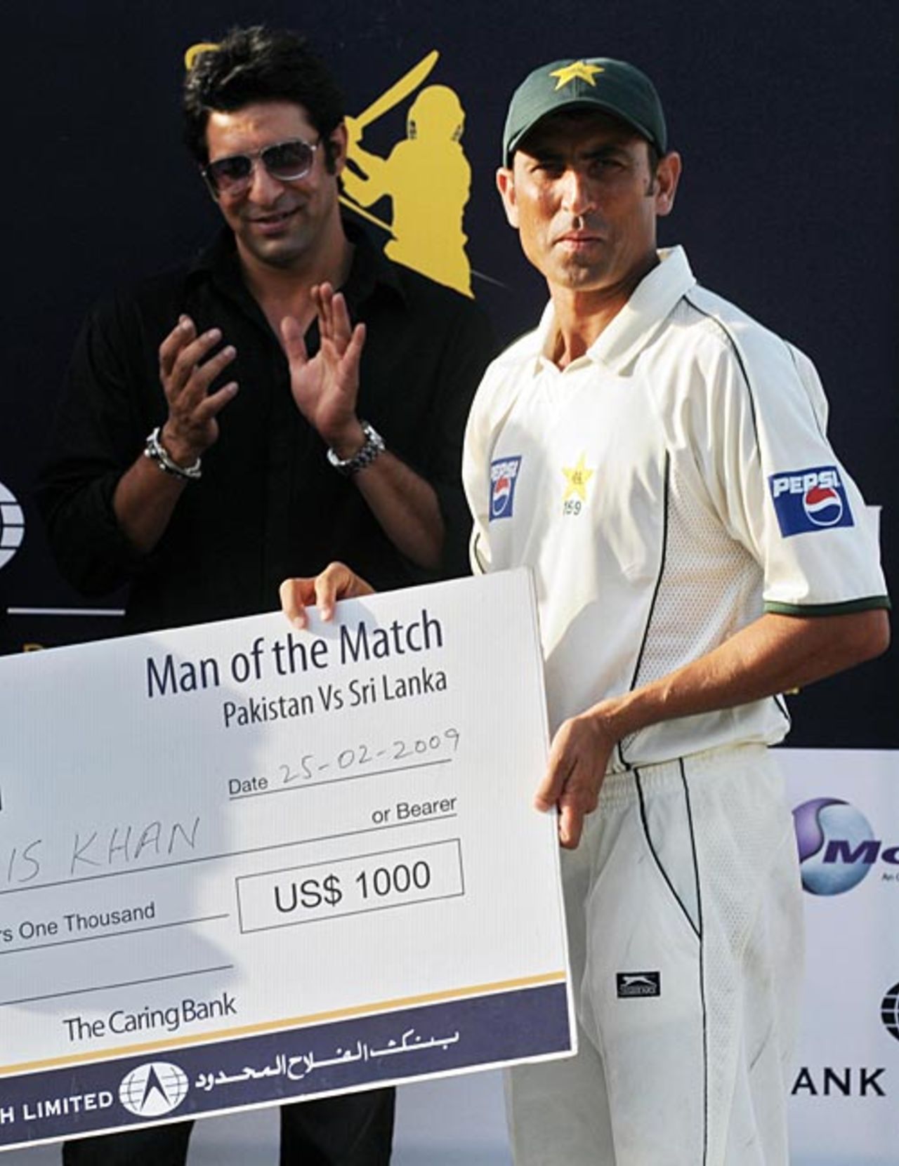 Younis Khan picks up the Man-of-the-Match award, Pakistan v Sri Lanka, 1st Test, Karachi, 5th day, February 25, 2009