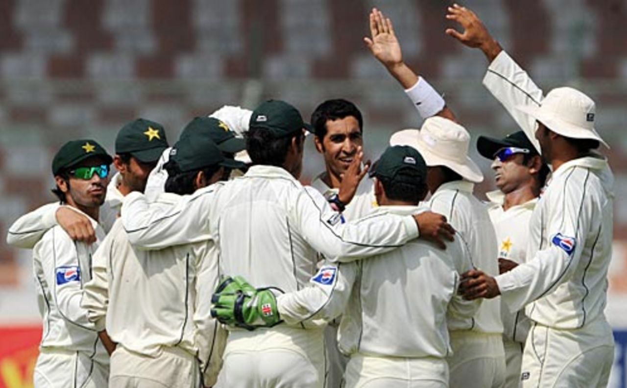 Team-mates congratulate Umar Gul on picking up Tillekaratne Dilshan's wicket, Pakistan v Sri Lanka, 1st Test, Karachi, 5th day, February 25, 2009