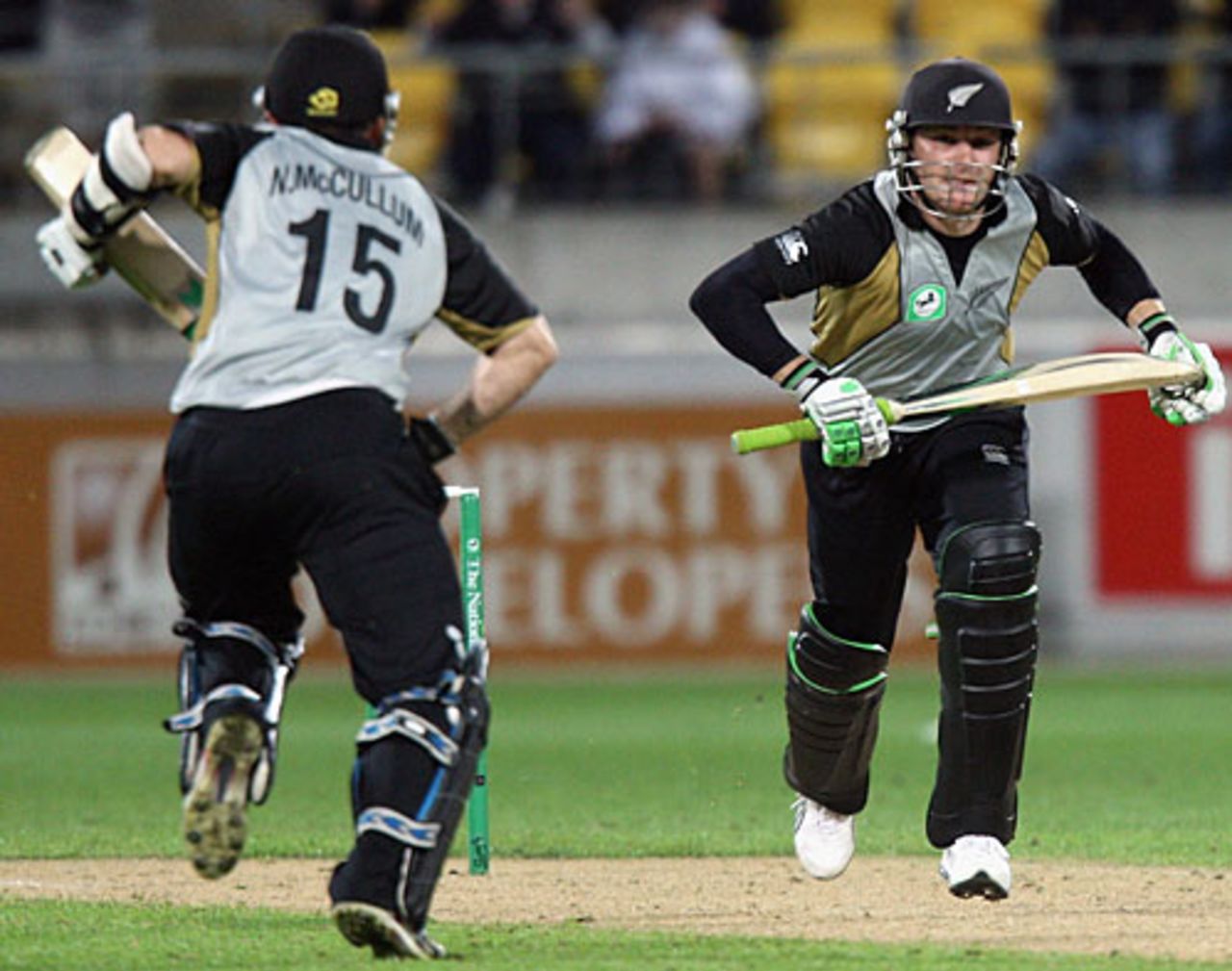 Brendon McCullum and Nathan McCullum take a single, New Zealand v India, 2nd Twenty20 international, Wellington, February 27, 2009